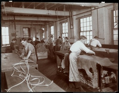 Innenansicht von Männern und Frauen, die mit Leder arbeiten, New York Leather Belting Co., New York, 1906 von Byron Company